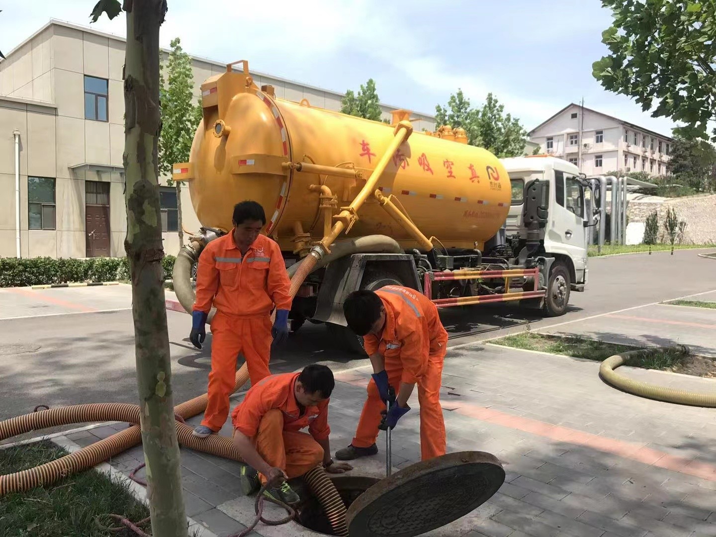 岭口镇化粪池清理与5-8吨吸粪车施工效率分析